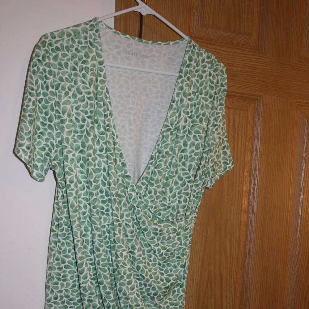 Women's Short Sleeve Wrap top by NorthStyle size XL in Green & White